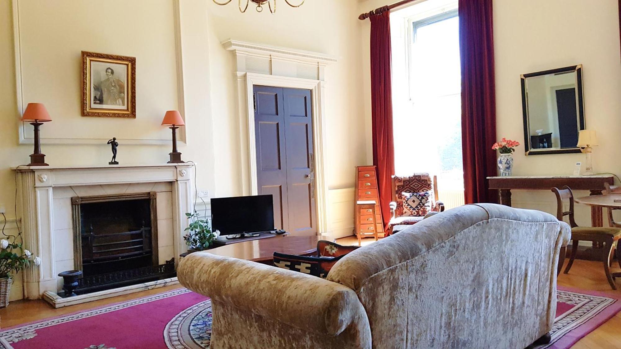 Spacious 2-bedroom Georgian Apartment EDI